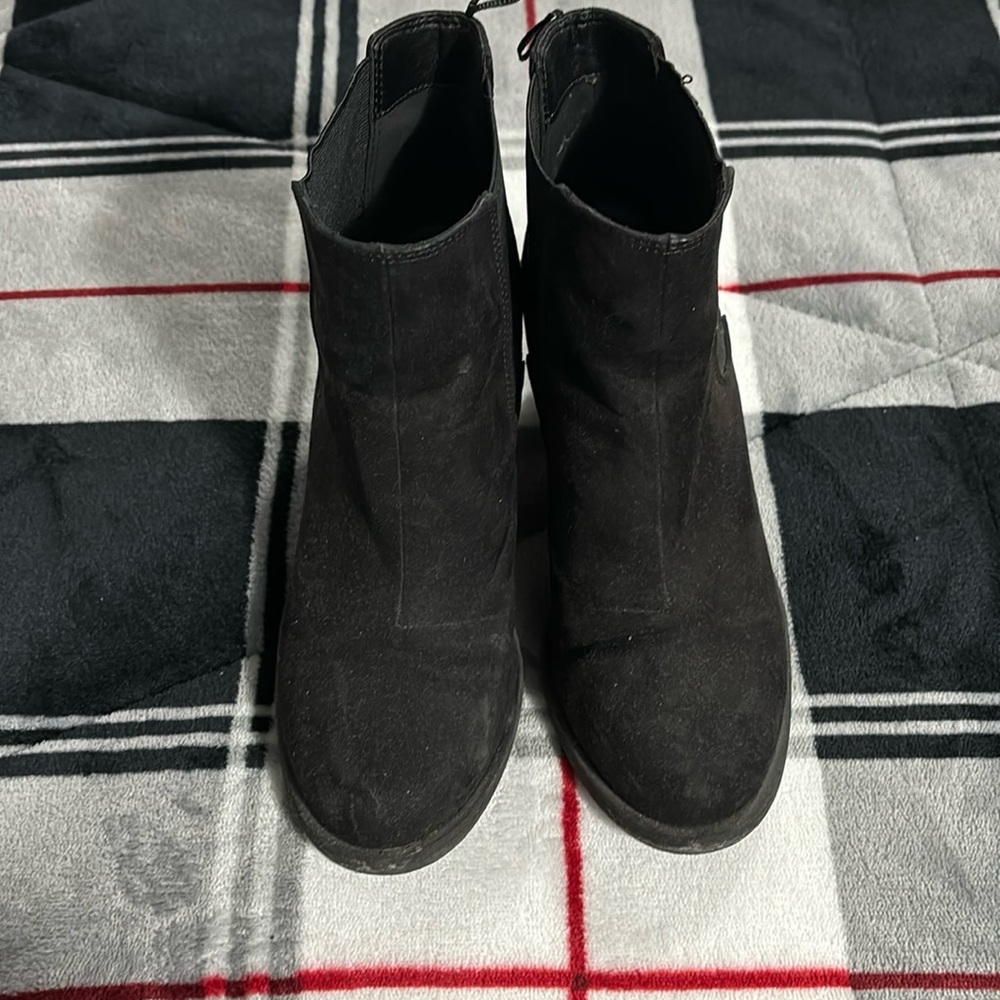 Black and confy ankle boots.